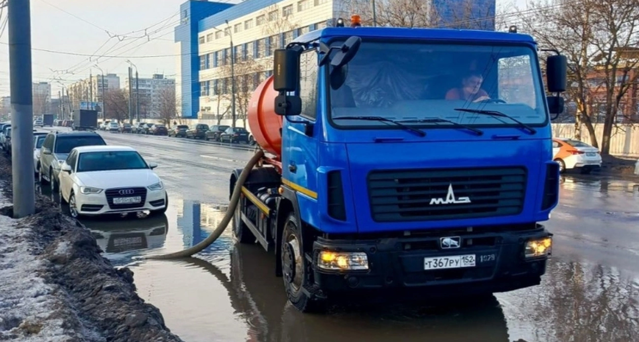 Фото к статье: Нижегородские дорожники откачивают талую воду с городских дорог после аномального для января потепления