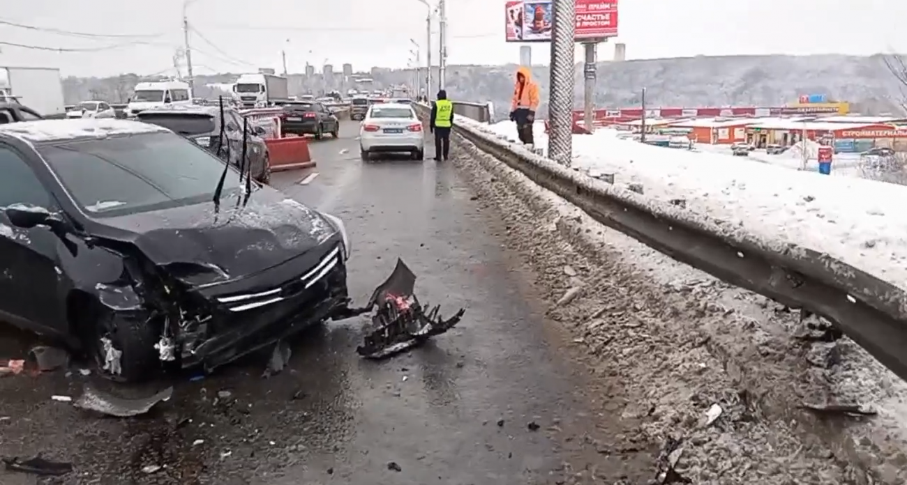 Авария с пострадавшим случилась с утра на Мызинском мосту