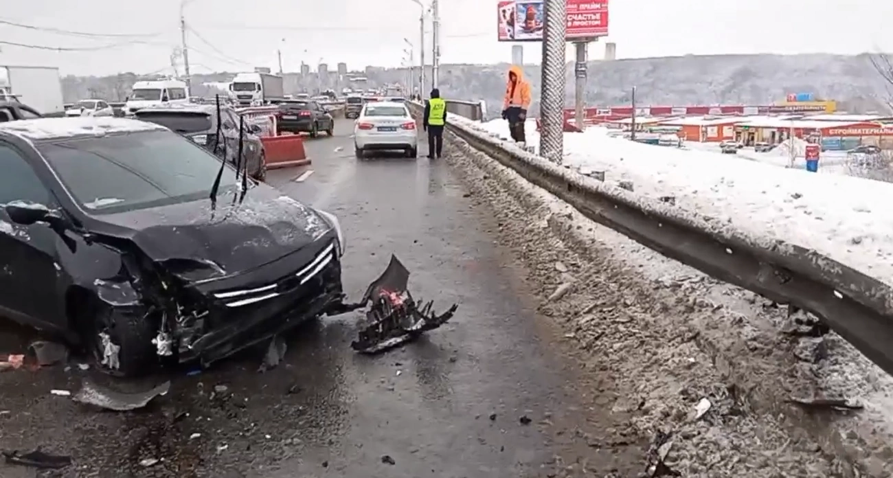 Фото к статье: Авария с пострадавшим случилась с утра на Мызинском мосту