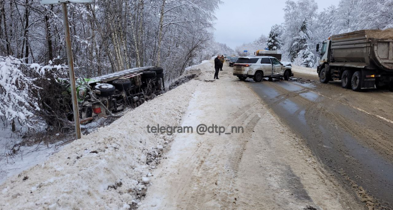 На трассе между Бором и Городцом произошло ДТП: грузовик улетел в кювет