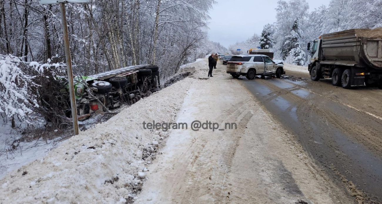 Фото к статье: На трассе между Бором и Городцом произошло ДТП: грузовик улетел в кювет
