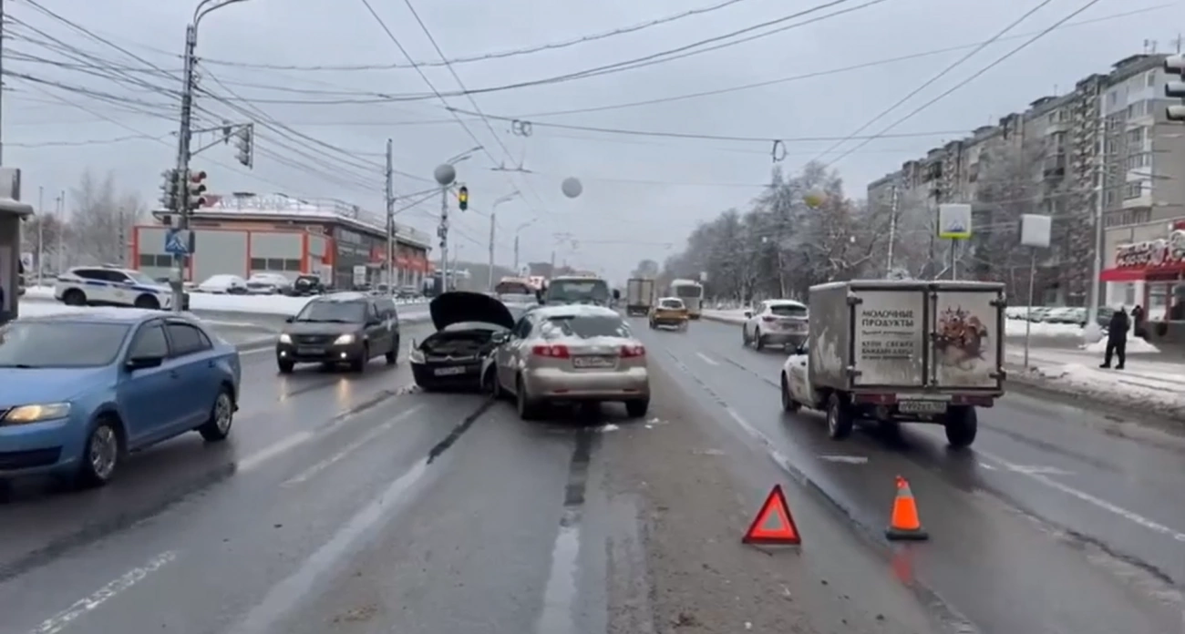 Фото к статье: Водитель Chevrolet потеряла сознание и устроила аварию в Нижнем Новгороде