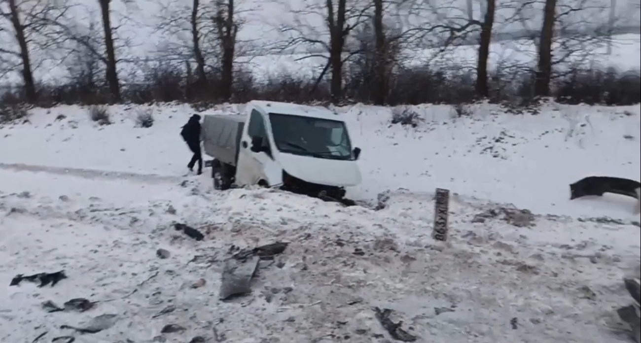 Грузовик вылетел в кювет после аварии с Toyota в Арзамасском районе