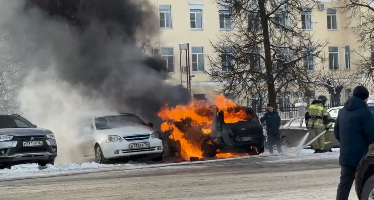 Огонь уничтожил две легковушки на парковке в Сарове