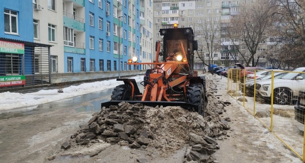 Нижегородские дорожники усиленно убирают наледь на городских улицах