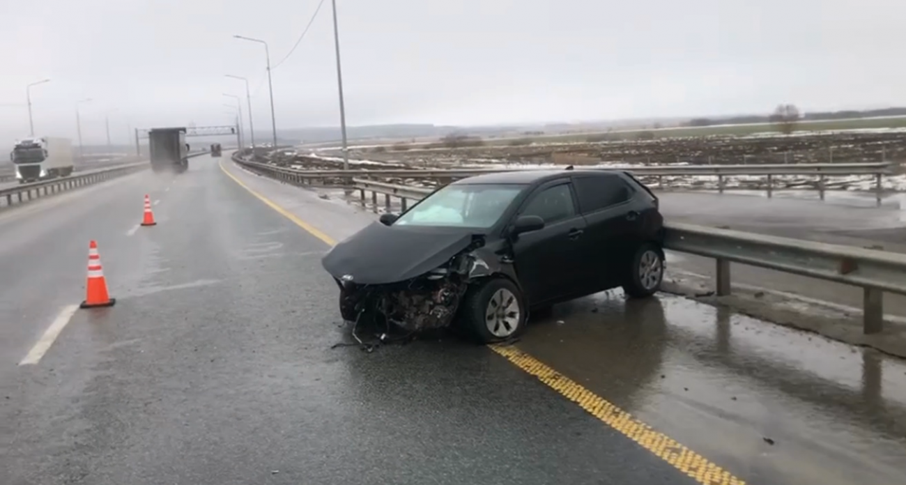 Иномарка врезалась в отбойник на трассе М12 в Сергачском районе: есть пострадавшие