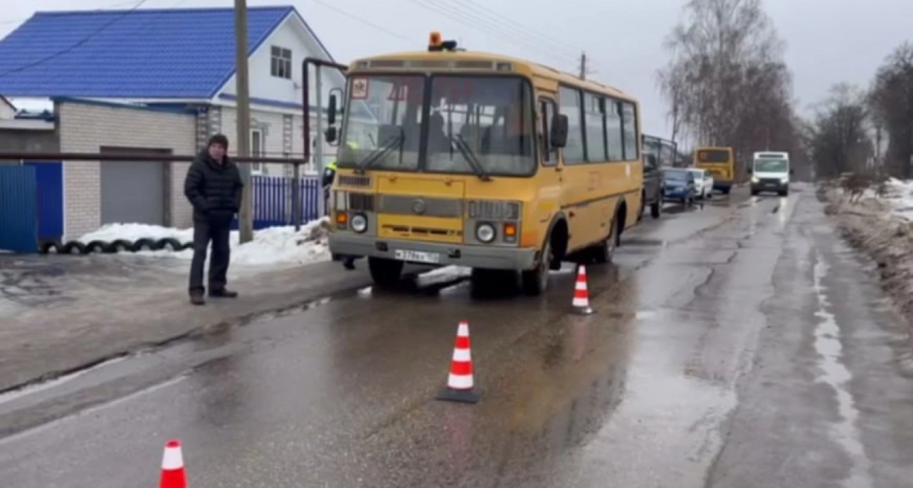 Фото к статье: В Сергаче школьный автобус сбил 12-летнего мальчика