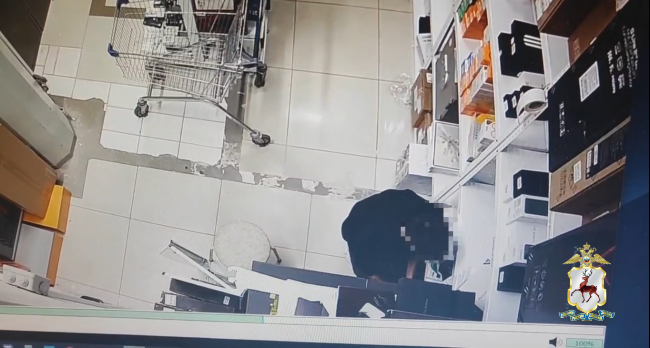 Продавец техники в Дзержинске украл из своего же магазина смартфон за 130 000 рублей