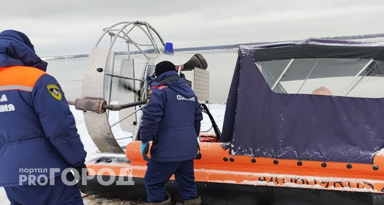 Фото к статье: В водах Оки обнаружили дрейфующего на льдине рыбака
