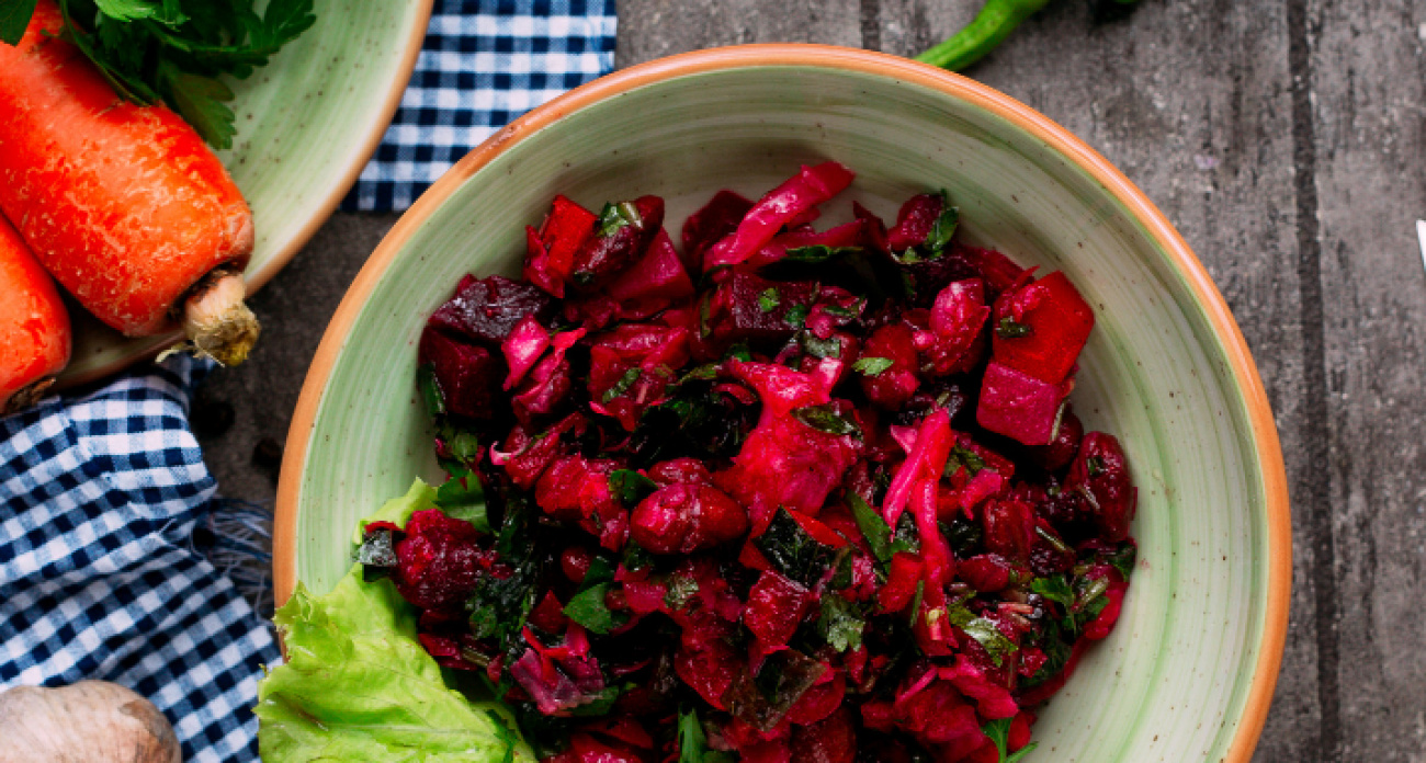 Вкуснее «Винегрета»: легкий свекольный салат на скорую руку — едим и худеем