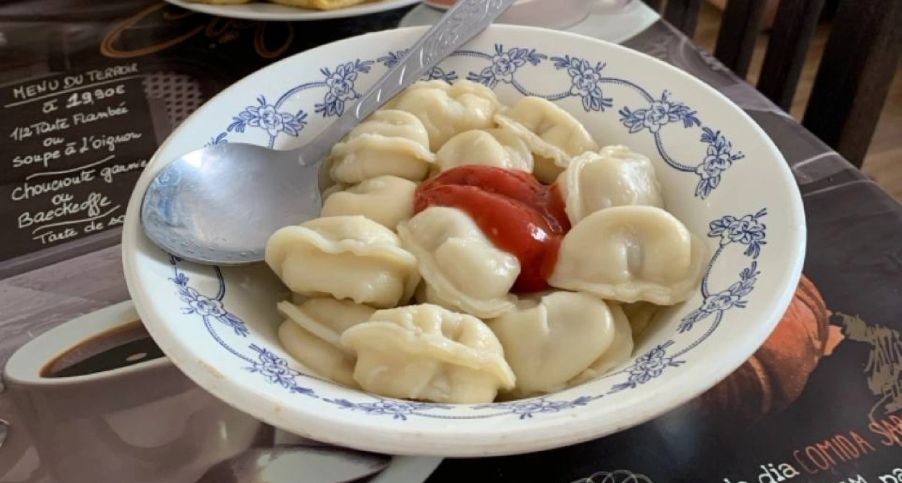 Фото к статье: Внутри перетертые рога и копыта, мяса нет: эксперты Роскачества выявили худшие марки пельменей