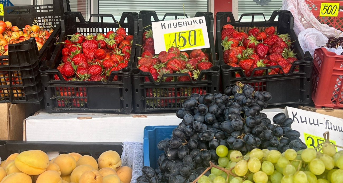 Эта ягода самая опасная: а мы покупаем ее как редкое лакомство и угощаем детей