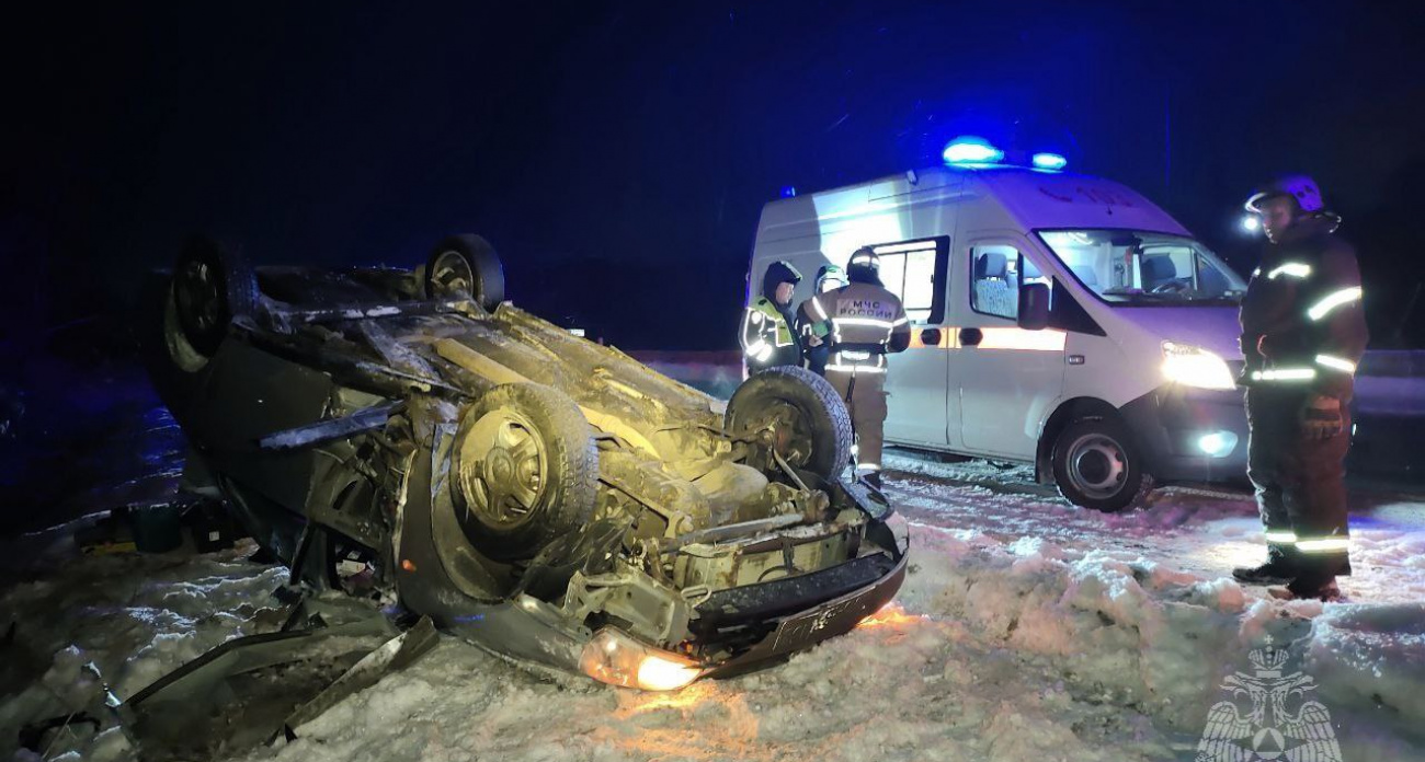 На М-7 в Володарском районе опрокинулась легковушка, водителя зажало в машине