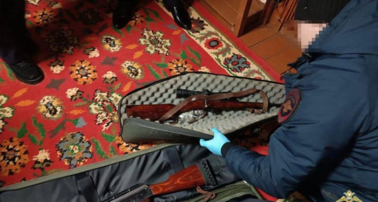 Фото к статье: В Варнавинском районе после обыска у местного жителя нашли арсенал оружия с пистолетами и винтовками
