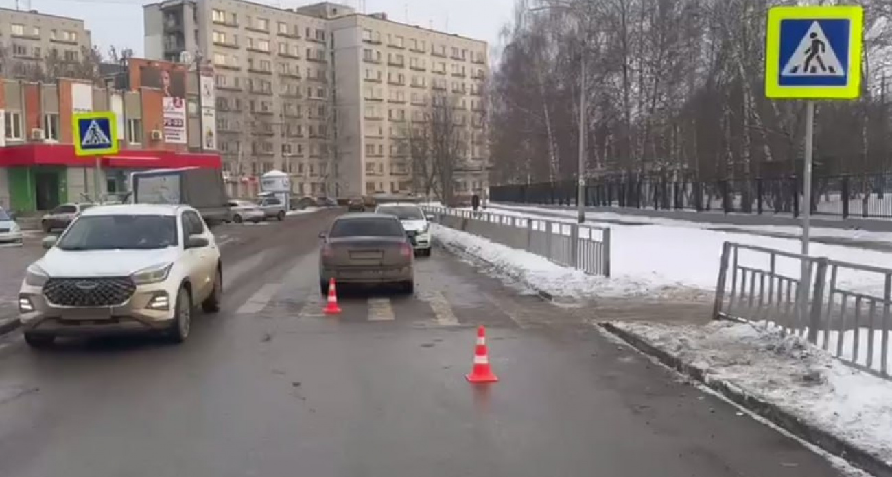 В Нижнем Новгороде водитель иномарки сбил женщину с ребенком