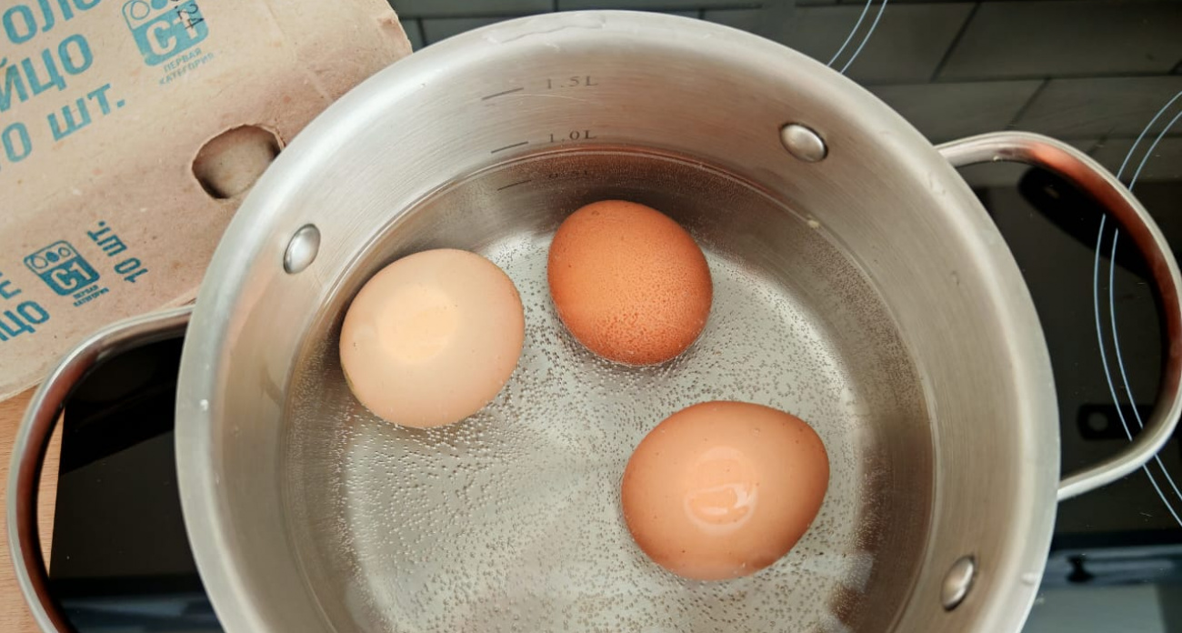 Варю яйца 10 минут и только так: получается вкуснее и без запаха на весь дом - а скорлупа сходит сама