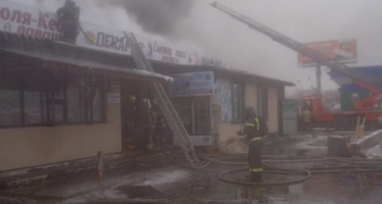 В Нижнем Новгороде посреди дня загорелся склад