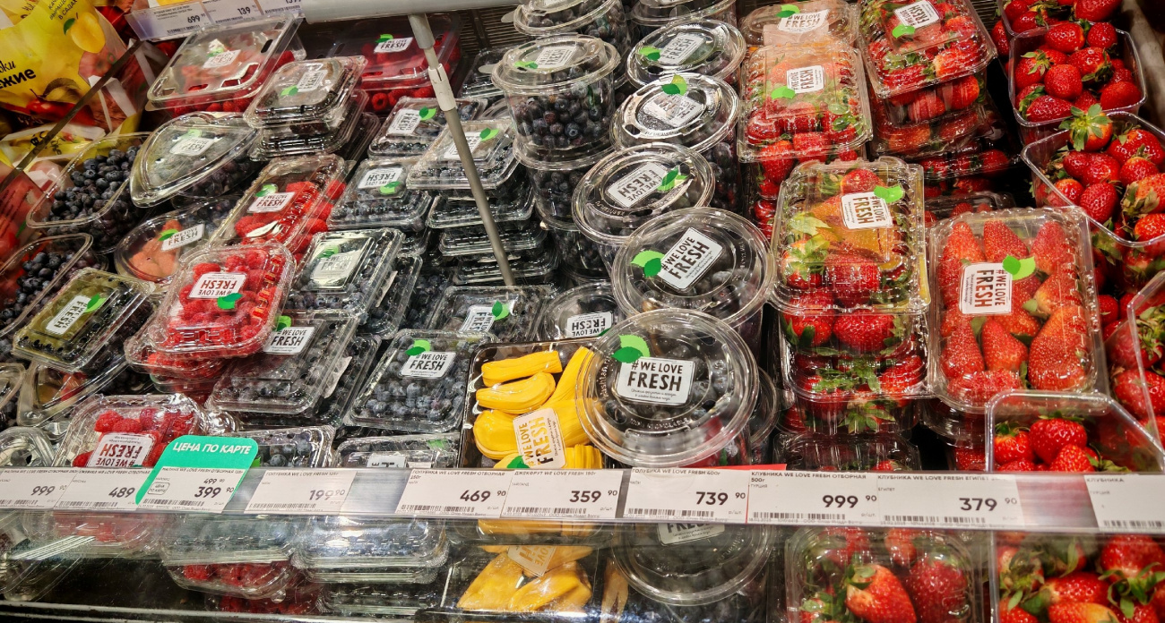 Эта ягода самая опасная: а мы покупаем ее как деликатес и угощаем детей 