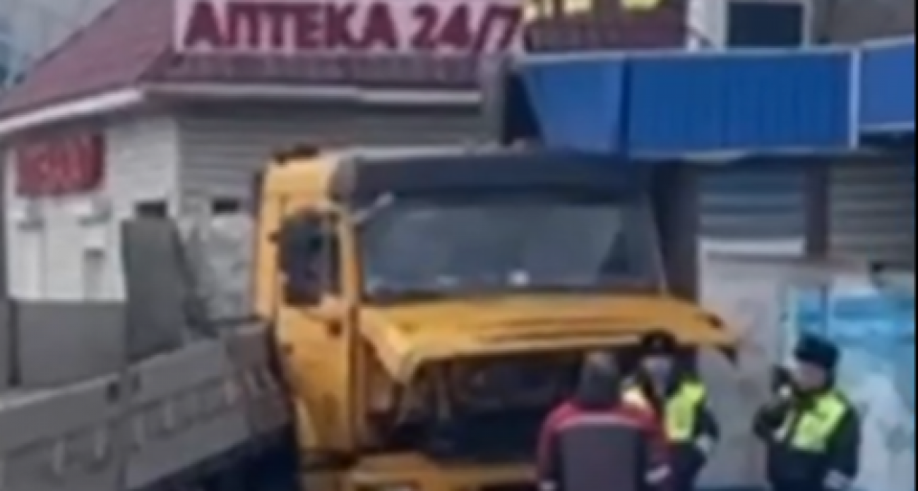 В Богородском районе КамАЗ сбил пенсионера и снес ларек