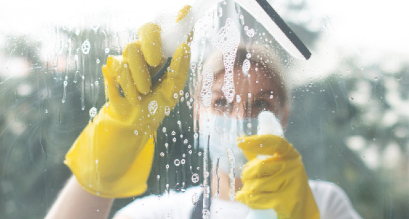 Грязные окна засверкают как бриллианты: копеечный раствор в 100 раз лучше магазинных — тряпки и газеты не нужны