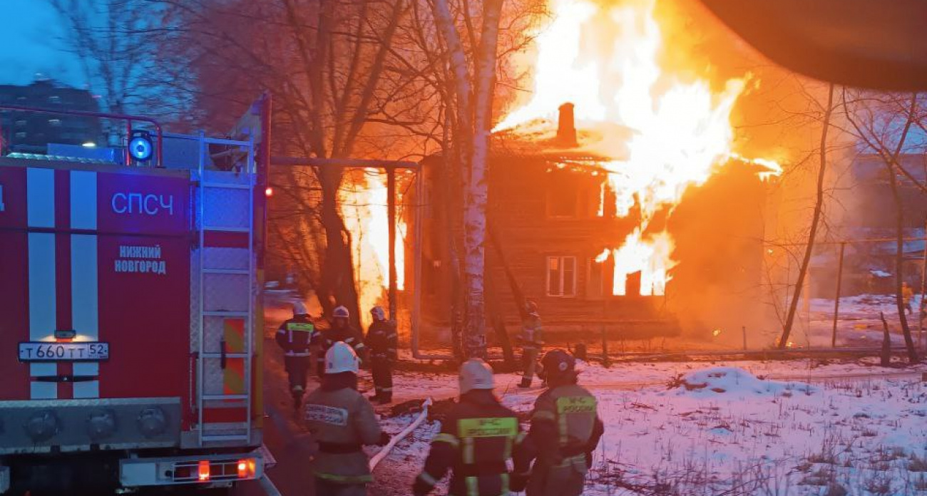 В Нижнем Новгороде вечером вспыхнули два деревянных дома