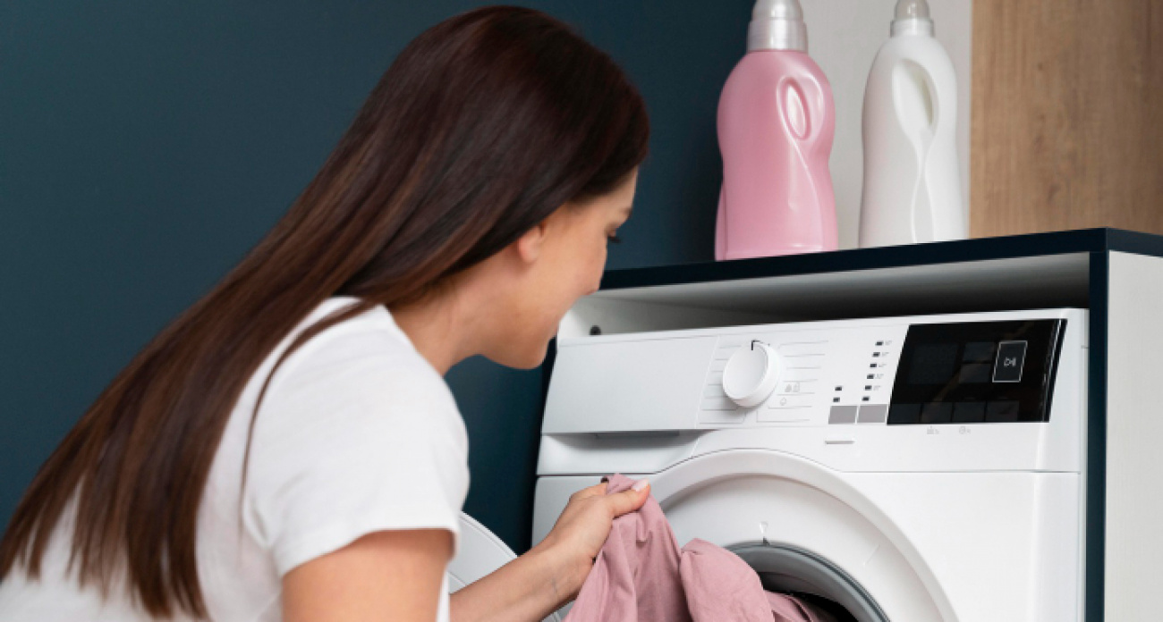 Знающие хозяйки кидают апельсин в стиралку – и вот для чего: названы 2 важные причины