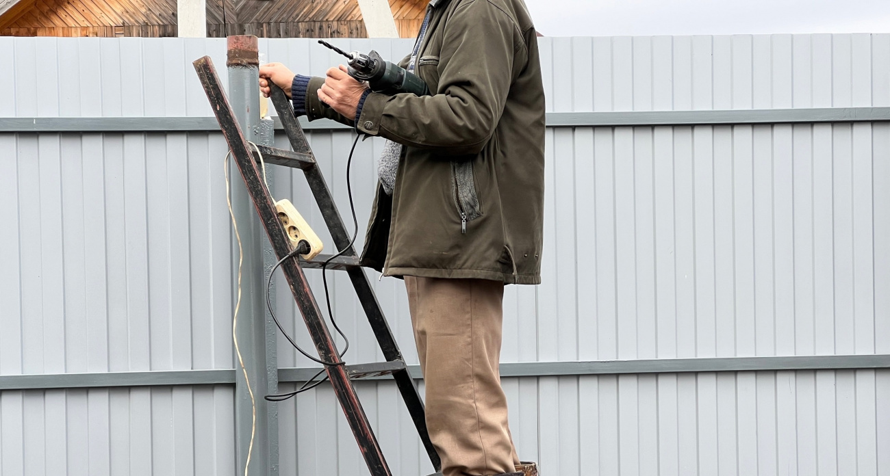 Спрятаться от соседей — просто: строим забор из доступного материала — профлист давно устарел, а фундамент не нужен