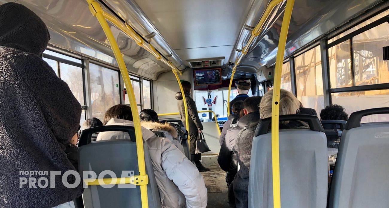 В Дзержинске кондуктор высадил из автобуса женщину с ребенком: проводится проверка