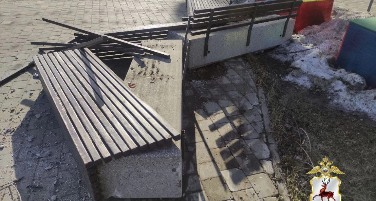 Фото к статье: Нижегородец на легковушке разнес городское имущество около колеса обозрения на Сенной и сбежал