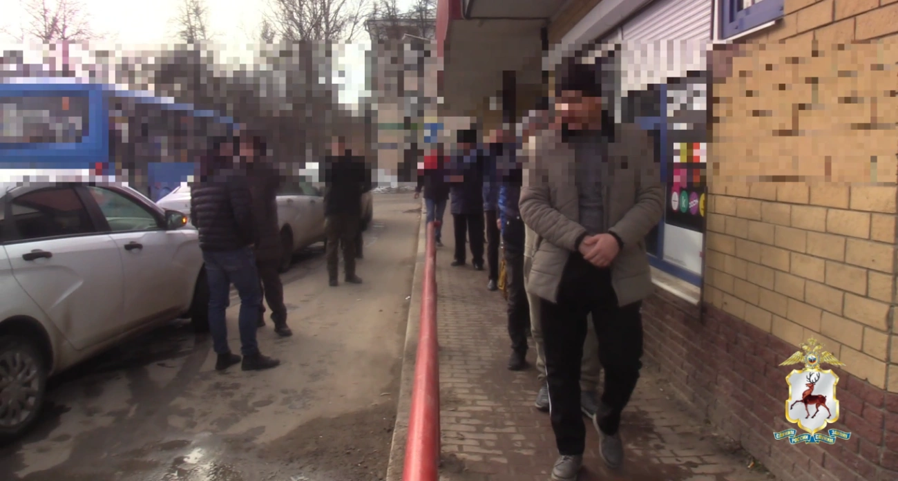 Фото к статье: Трех иностранцев привлекли к ответственности после рейда в Выксе