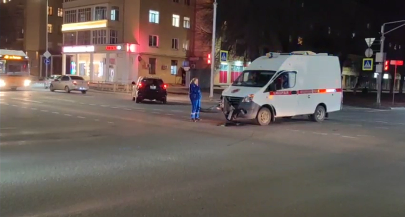 Фото к статье: В Нижнем Новгороде произошло ДТП с машиной скорой помощи 