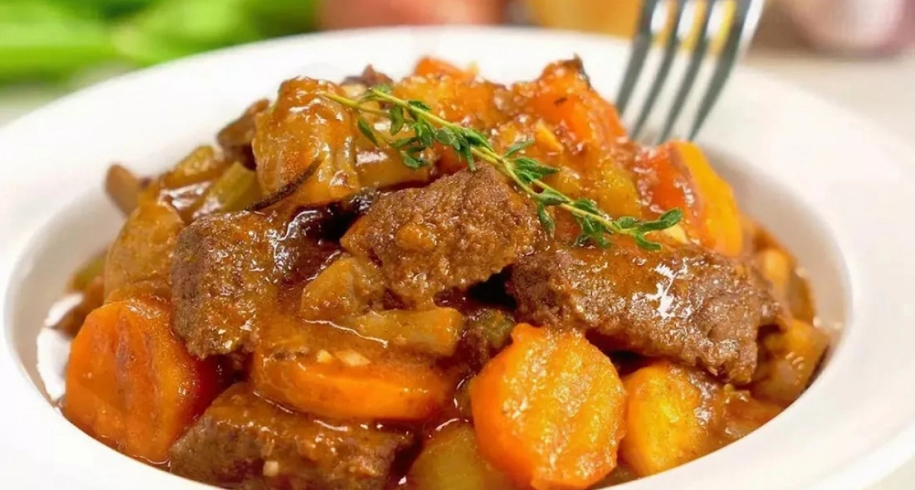 Фото к статье: Бабушкин рецепт никогда не подводит: мясное рагу с картофелем и пряными травами — никто не останется голодным