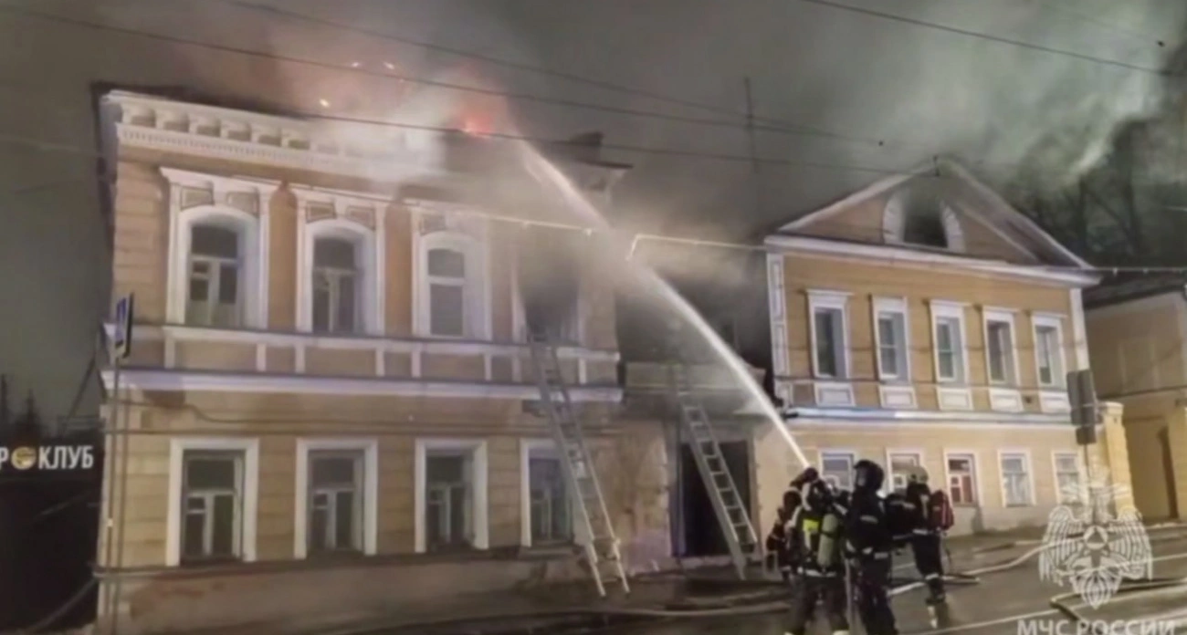 Фото к статье: Власти выплатят по 45 тысяч рублей нижегородцам, пострадавшим от пожара на улице Ильинской