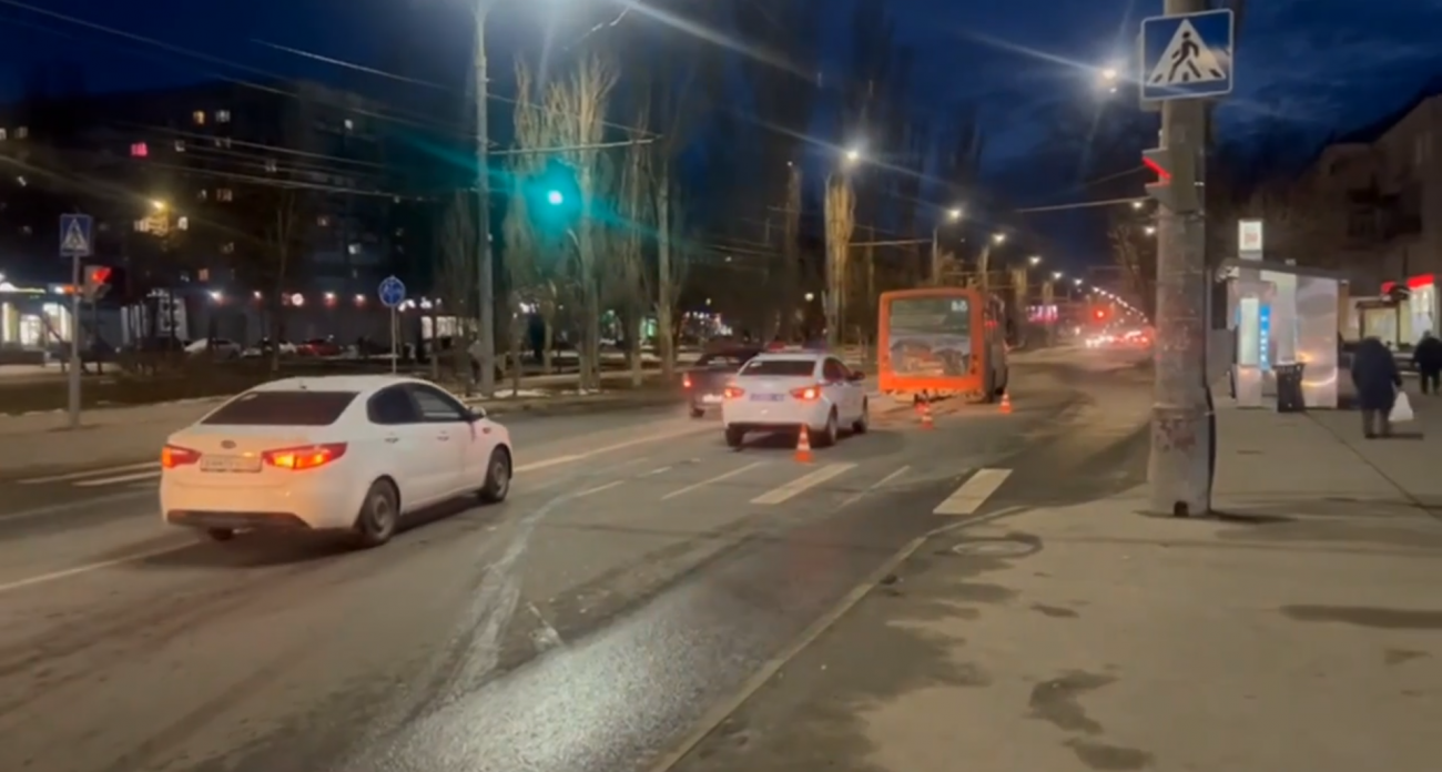 Фото к статье: В Автозаводском районе автобус сбил пожилую женщину прямо на пешеходном переходе