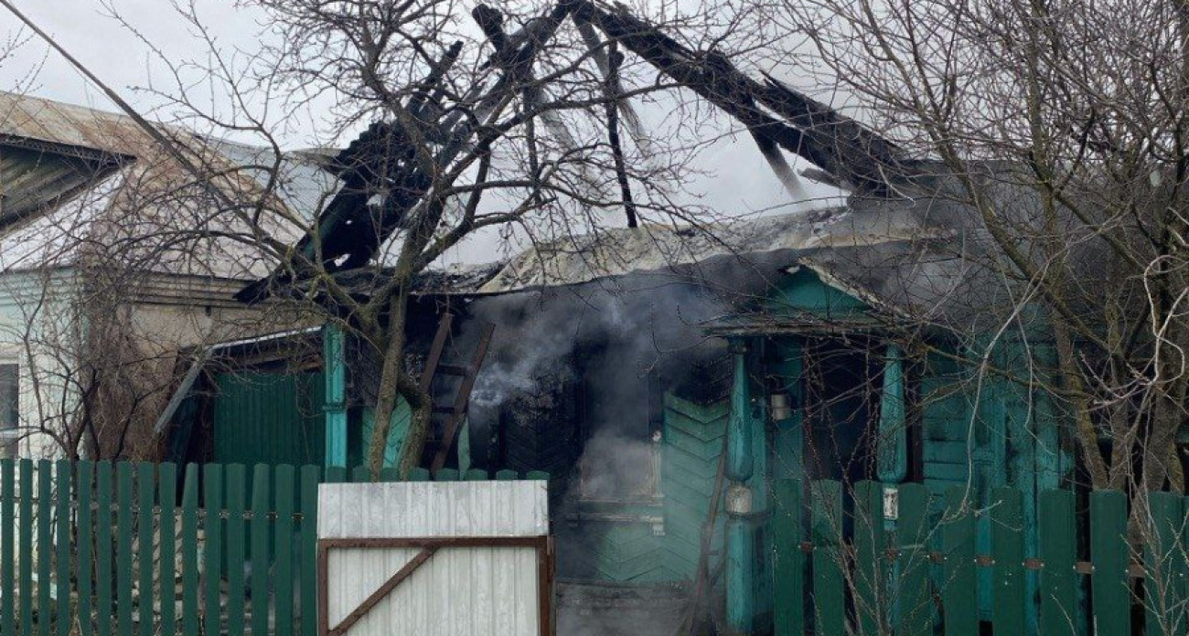 Один человек погиб и трое пострадали при пожаре в частном доме на Бору