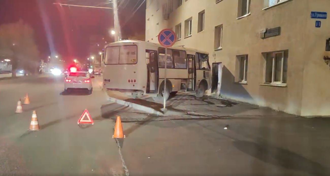 Водитель автобуса потерял сознание и врезался в здание в Дзержинске, пострадали пять человек