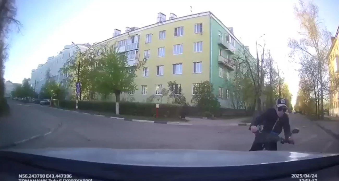 Фото к статье: В Дзержинске велосипедист на полной скорости влетел в легковушку