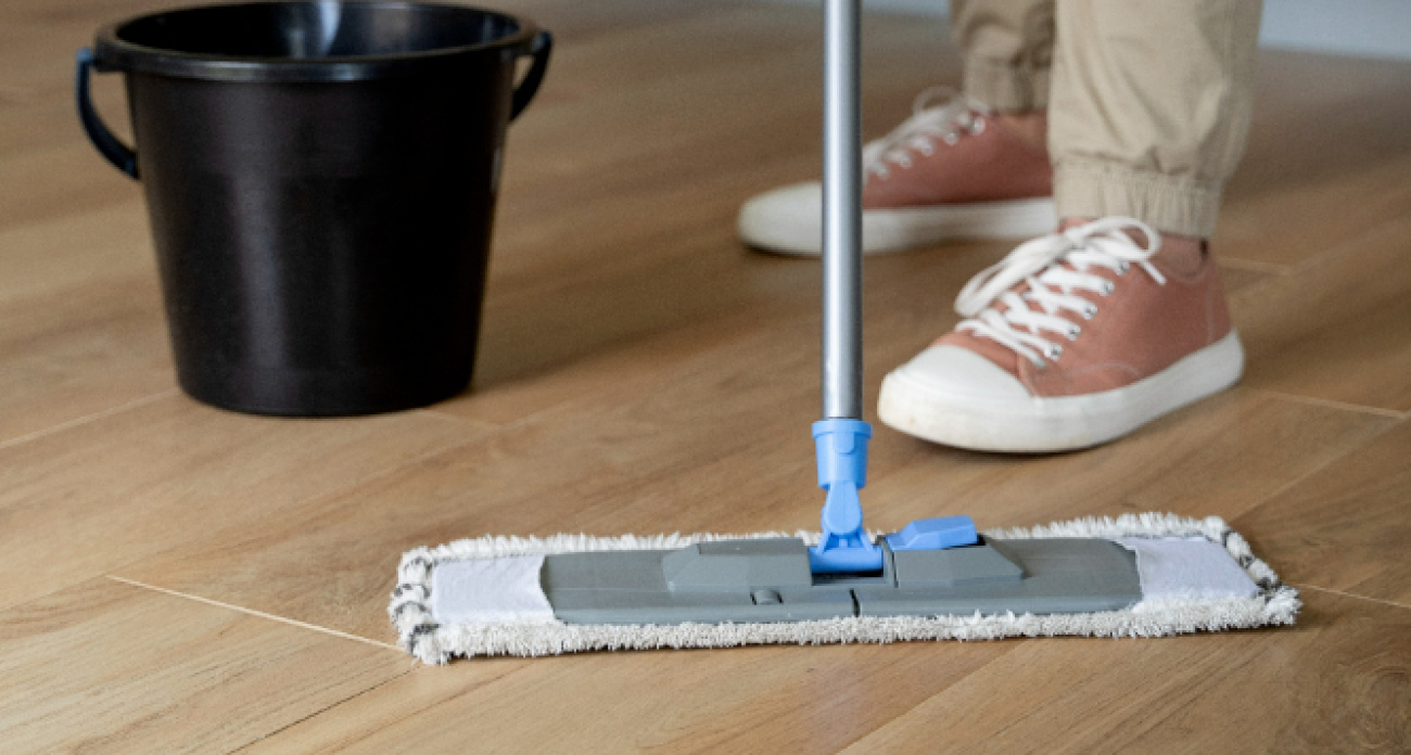 Всего 2 ложки аптечного средства в ведро - полы блестят чистотой неделями: секрет горничных дорогих отелей