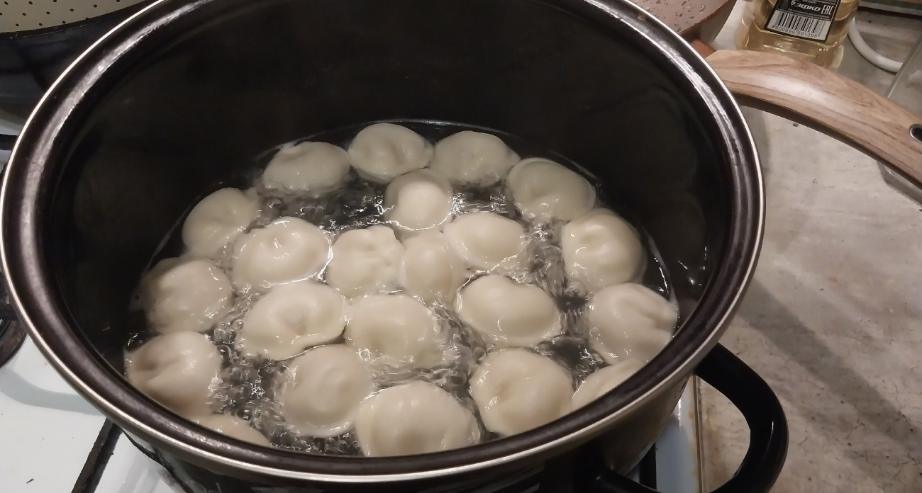 Почему нельзя бросать пельмени в кипяток. Запомните это раз и навсегда