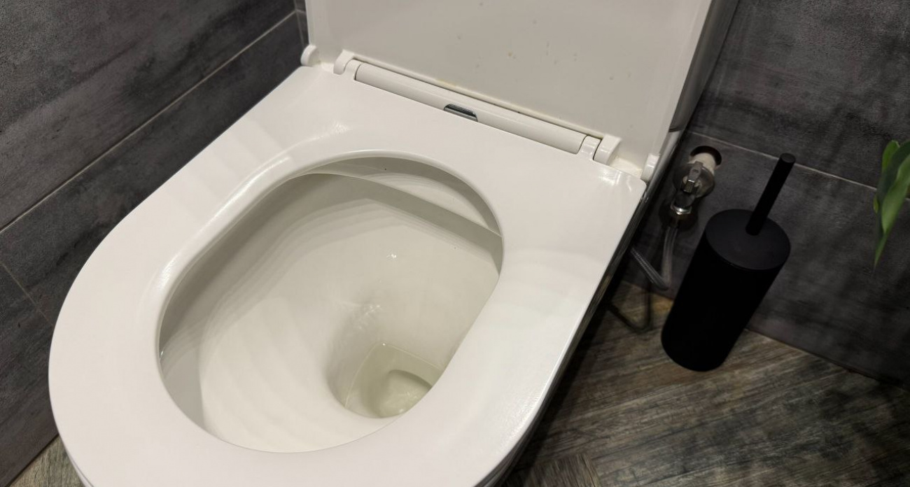 Почему надо солить воду в унитазе. Запомните раз и на всю жизнь