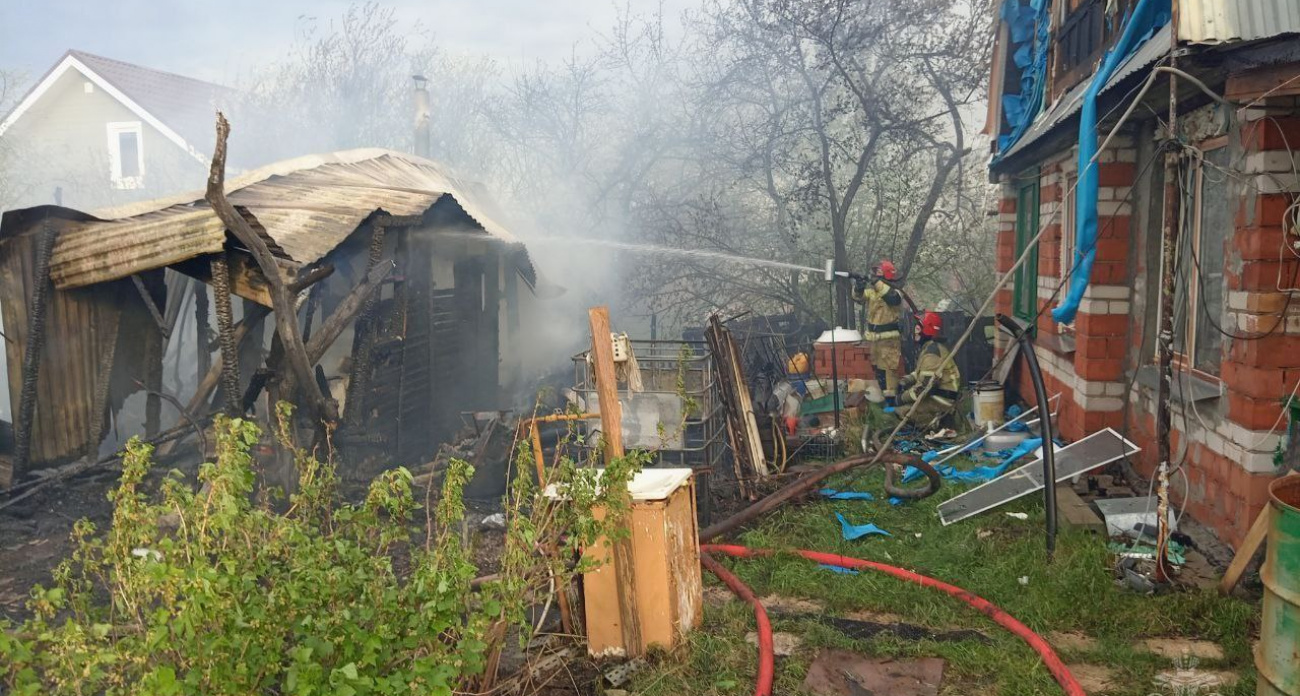В Кстовском районе ночью загорелся садовый дом: огонь перекинулся на несколько построек