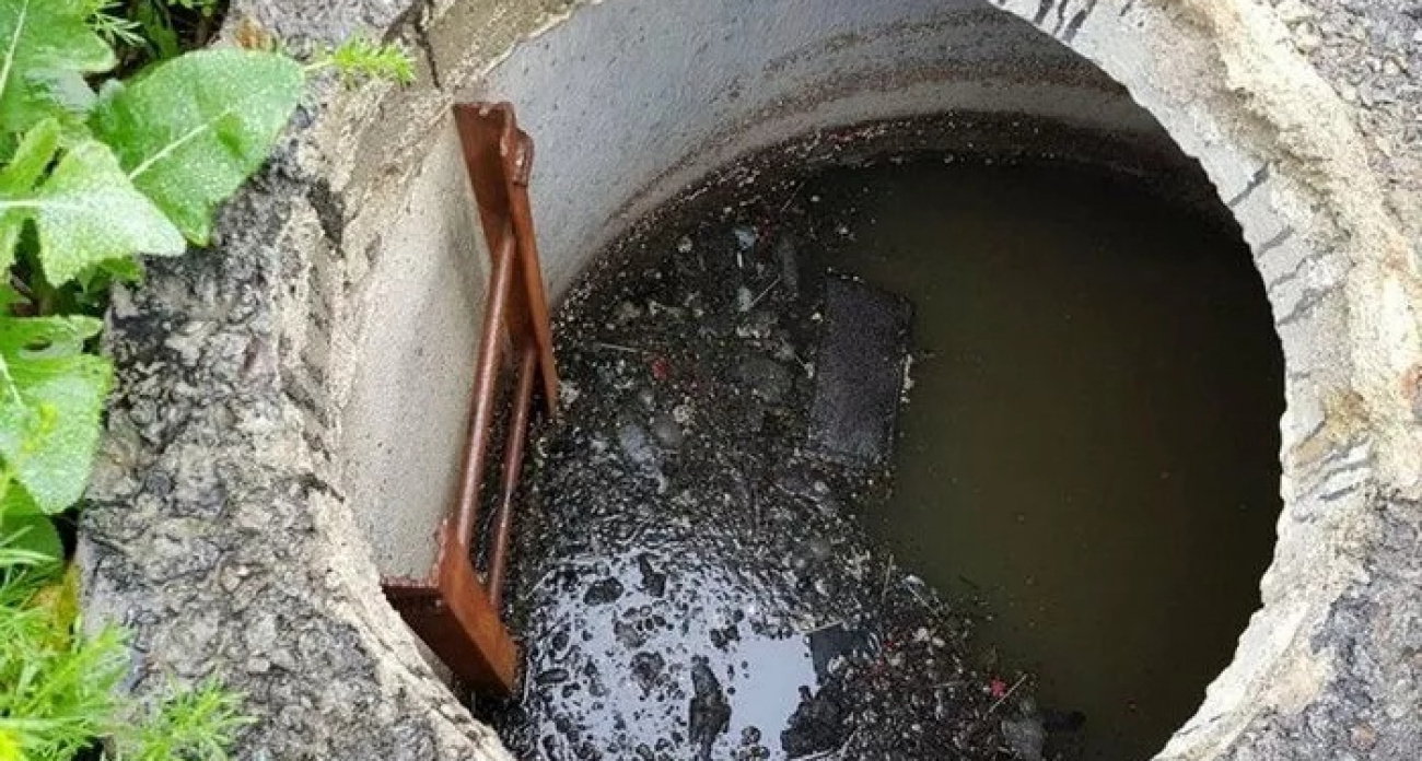 Бросаю горсть в выгребную яму и глазам не верю — вонь исчезает, а вода уходит без откачки