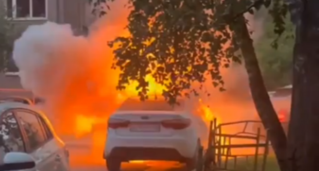 В Нижнем Новгороде рано утром во дворе вспыхнула легковушка