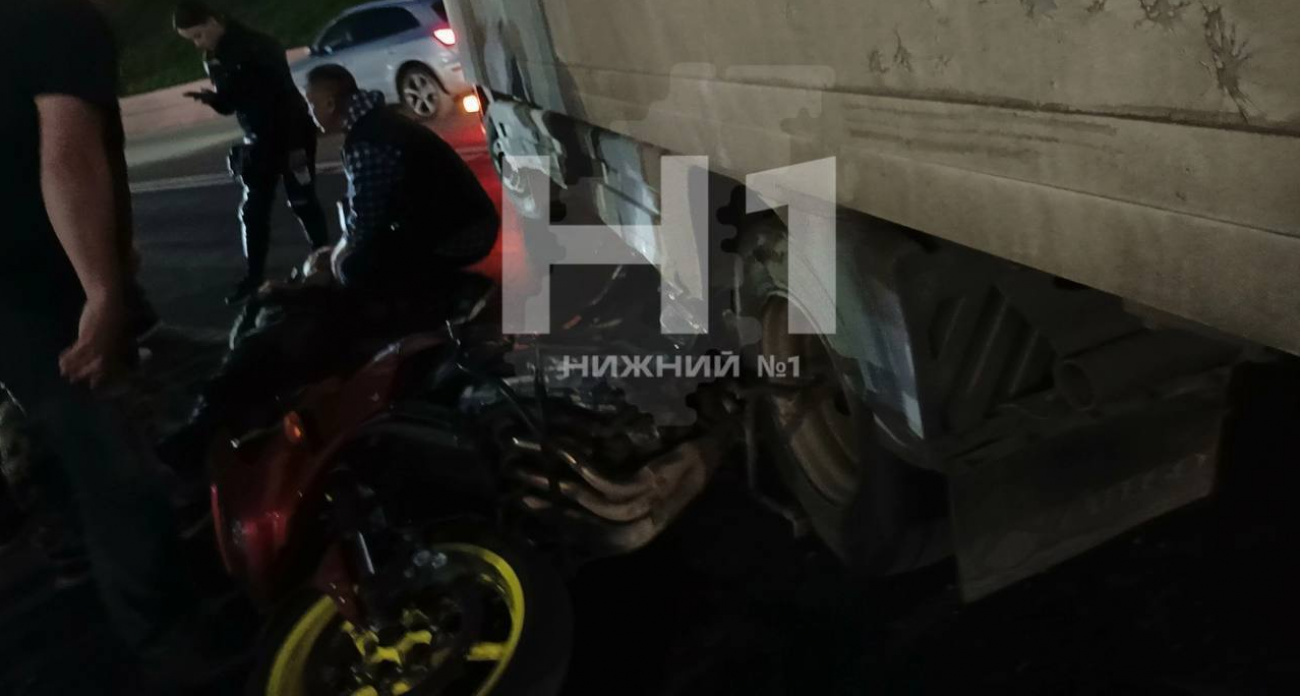 Мотоциклист улетел под грузовик около Чкаловской лестницы