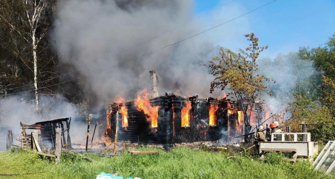 Фото к статье: В Борском районе сгорел жилой дом: огонь полыхал на площади более 600 квадратов