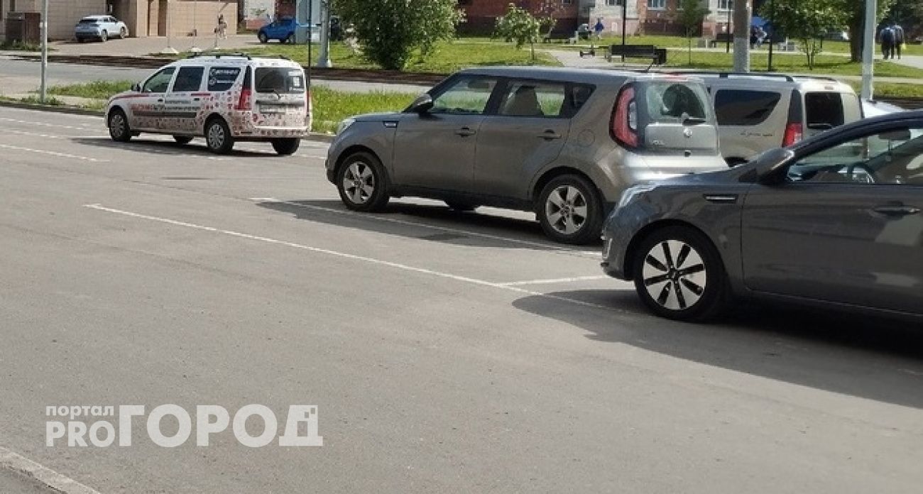 В одном из районов Нижнего Новгорода станет меньше парковочных мест: там запретят ставить машины