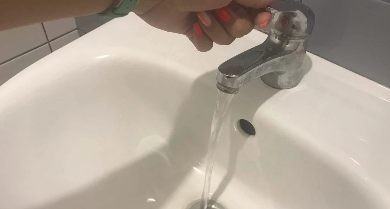 Фото к статье: Жители Бора остались без воды и страдают от вони на улицах после аварии водоканала