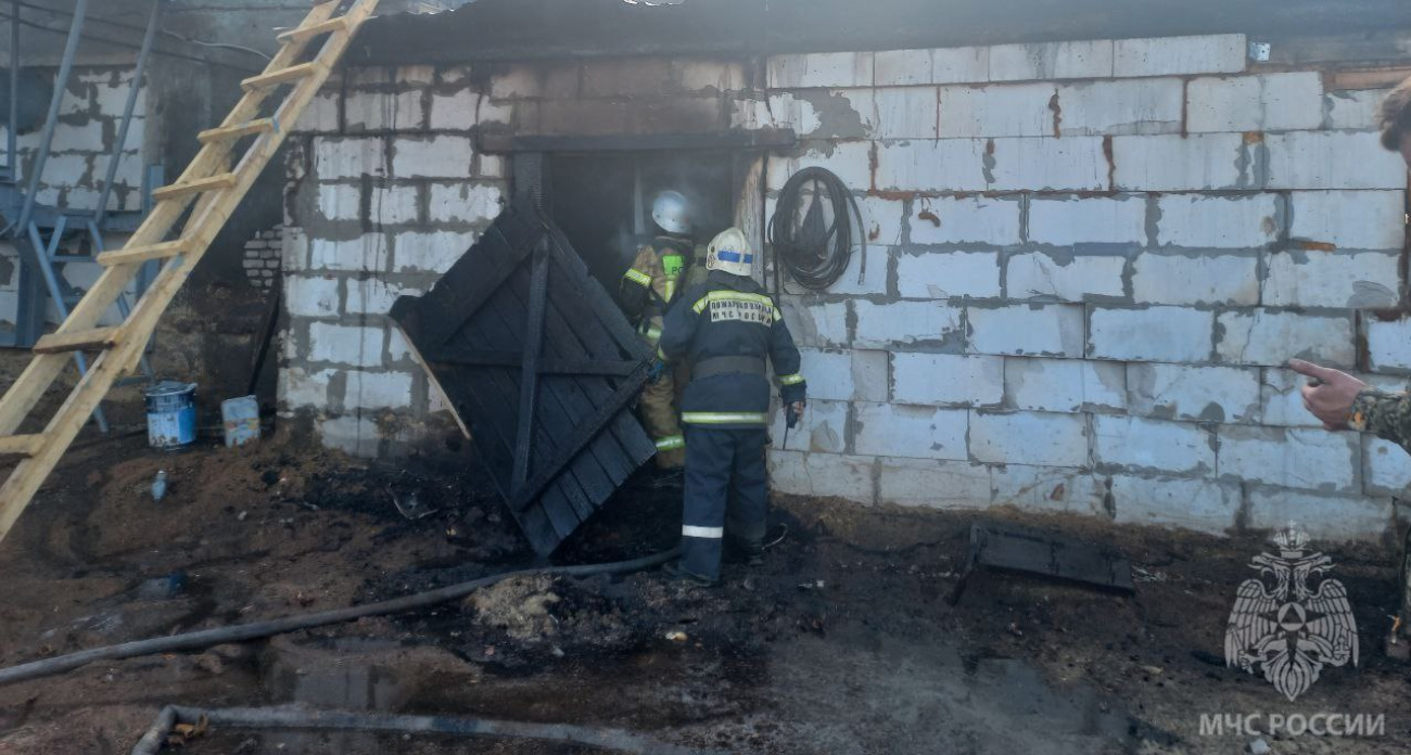 Огонь уничтожил пилораму в Богородском: МЧС назвало причину возгорания
