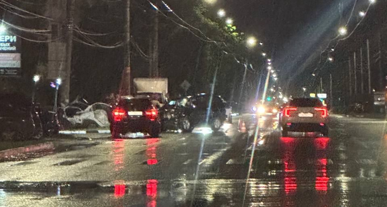 Два автомобиля столкнулись ночью в Дзержинске: очевидцы сообщают, что есть пострадавшие