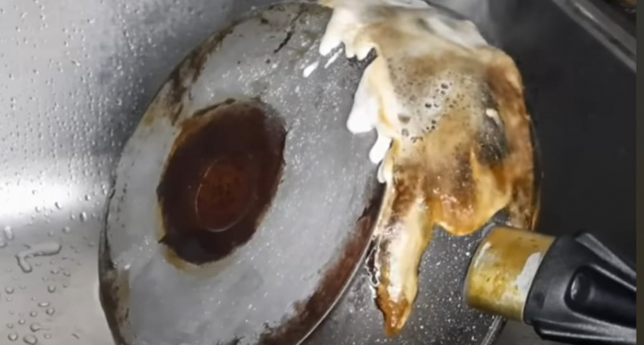 Жир и нагар сходят сами:  как очистить сковороду за 5 минут - секрет доступный каждому